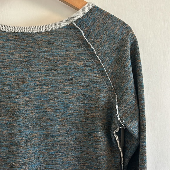 Kut from the kloth VGUC shirt blue gold heathered design, raw hem, stitching - Picture 8 of 14